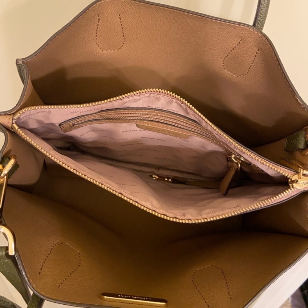 SOLD!! Host Pick 🎉 Michael Kors Tote - Picture 4 of 5